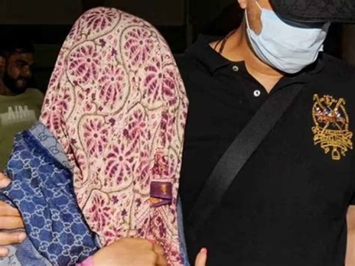 Ameesha Patel Surrenders, Hides Face While Leaving Court