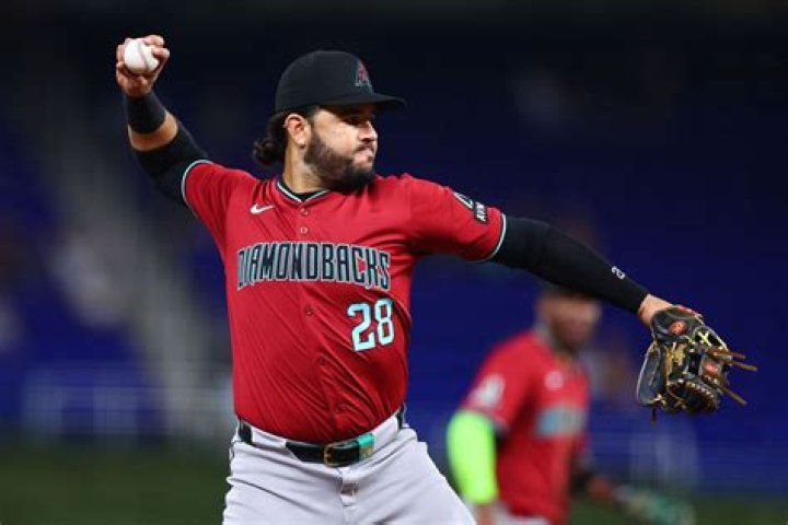 Eugenio Suarez Salary & Contract