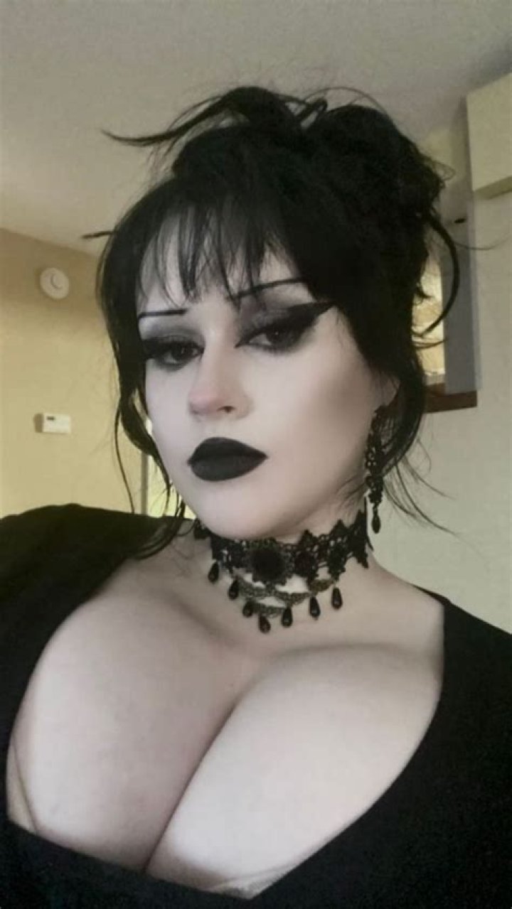 Exploring the Allure of the Goth Mommy Aesthetic