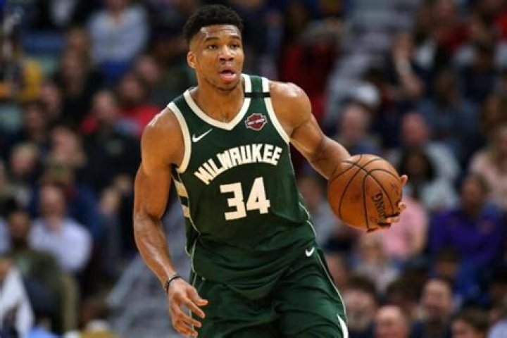 Giannis Antetokounmpo Biography, Age, Wiki, Height, Weight, Girlfriend, Family & More