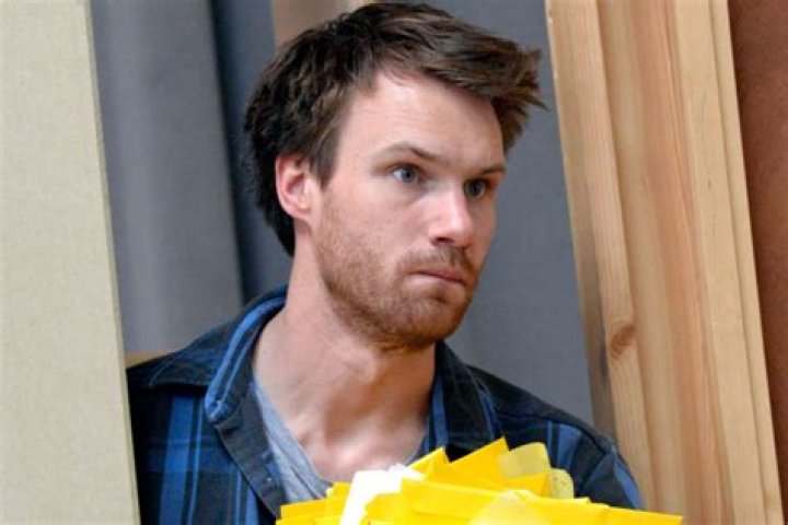 Hugh Skinner’s Biography – Married, Dating Girlfriend Or Gay?