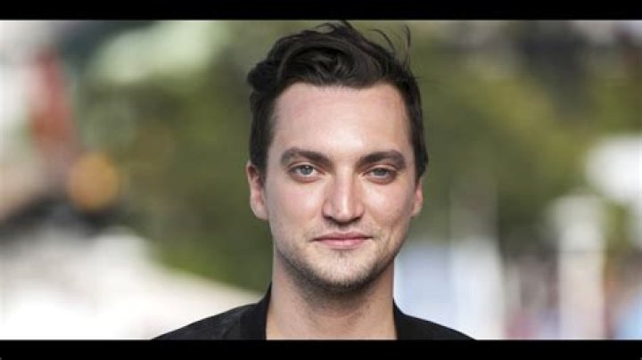 Is Richard Harmon A Gay Off-Screen Too Or Just A Rumor Because Of A Beautiful Girlfriend?