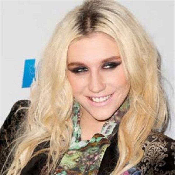 Kesha – Animal Hat With Ear Gloves