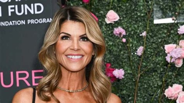 Lori Loughlin Biography, Age, Wiki, Height, Weight, Boyfriend, Family & More