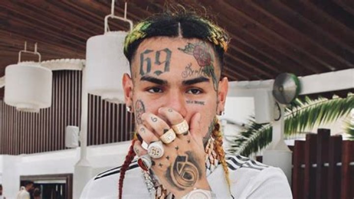 Tekashi 6ix9ine Responds To His Haters: “A ‘Pedophile' Is Doing Better Than You”