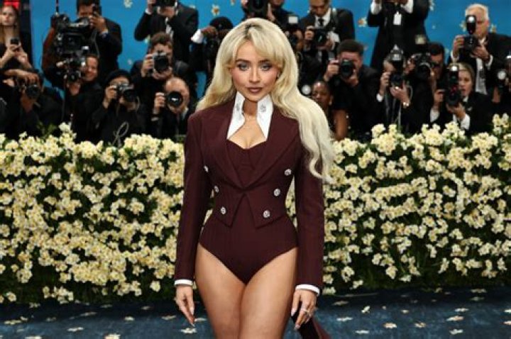 Unpacking Sabrina Carpenter Weight: A Look at Her Physical Presence