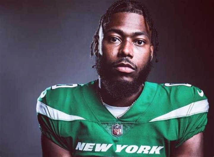 Who is Adrian Amos girlfriend? His parents, family, contract, salary, networth
