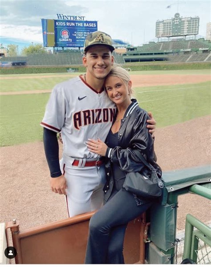 Who is Alek Thomas Girlfriend