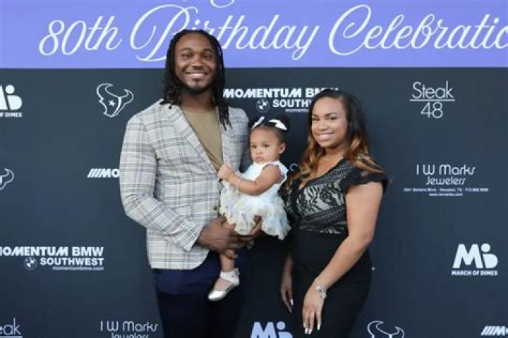 Who is Carissa McGaskey, Girlfriend of D’Onta Foreman? His parents, Family, Salary, Jersey