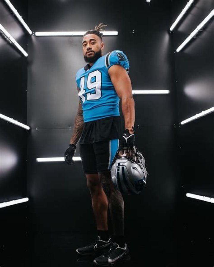 Who is the Girlfriend of Frankie Luvu? His Parents, Family, Salary, Jersey